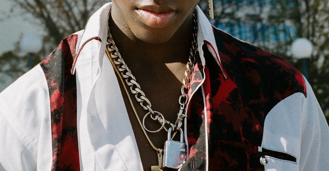 Брутализм в деталях: цепи, звенья и печатки в мужской моде 