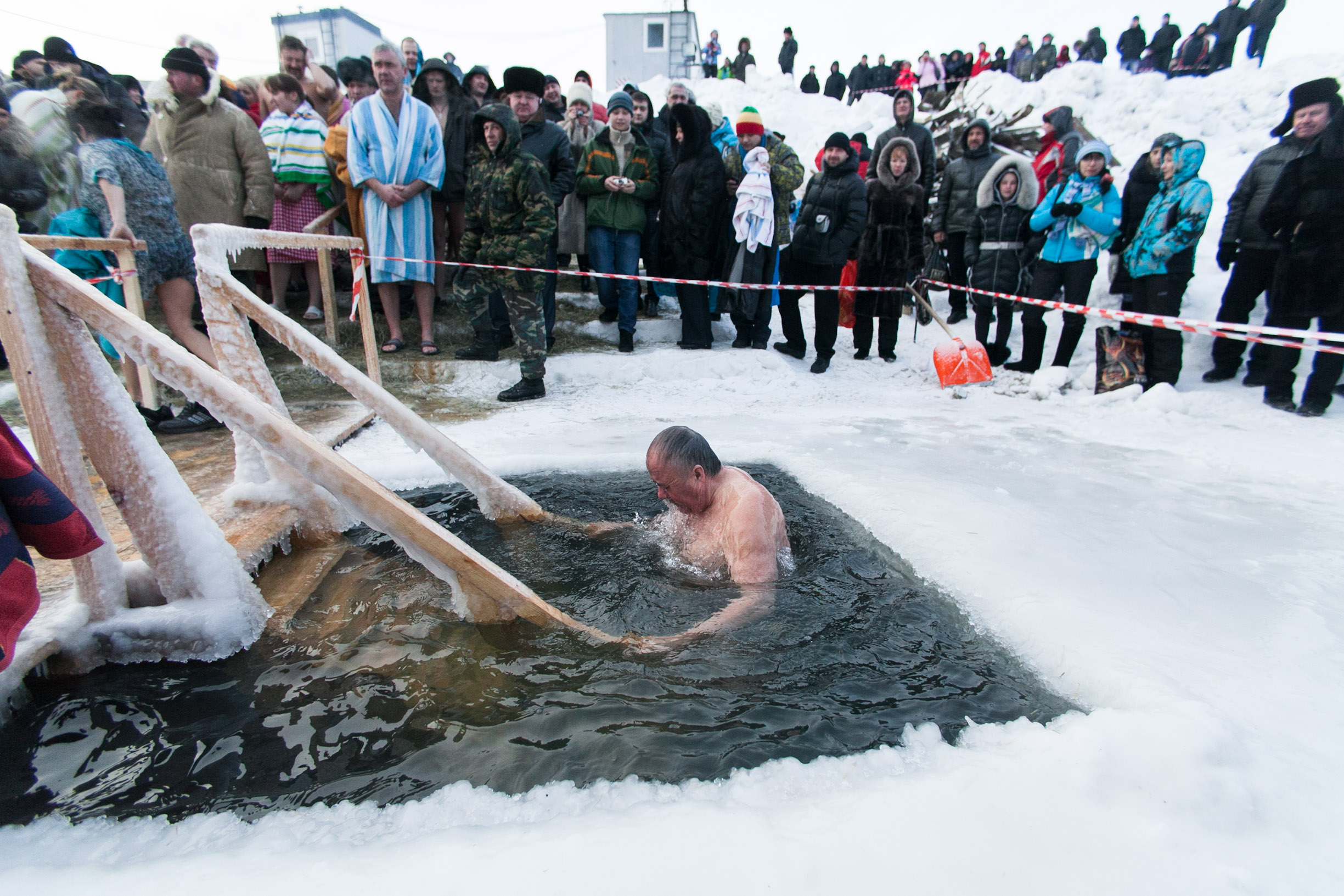 Шокирующая смерть после купания в полынье: окунувшись на Крещение в водоем на Львовщине,  мужчина рухнул замертво