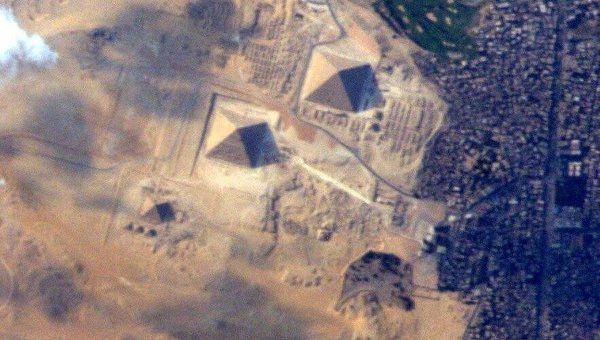 Ексклюзивное фото вида египетских пирамид из космоса