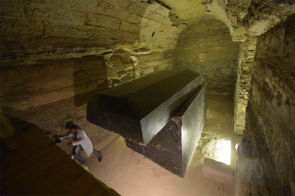 24 черных гранитных саркофага найдены в Египте: мировую науку всколыхнуло открытие археологов