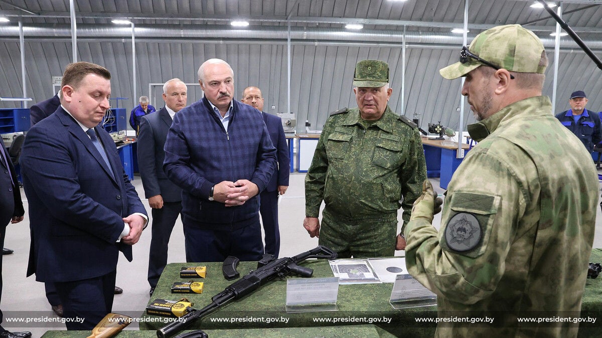 ​Лукашенко призывает студентов брать в руки оружие: "Весь мир одурел"