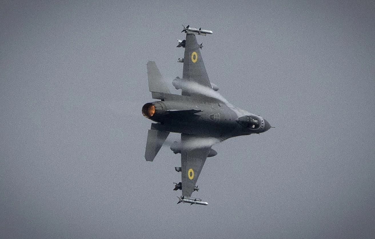Пилот украинского F-16 раскрыл ключевую проблему во время массированных атак РФ: "Бесполезный инструмент"