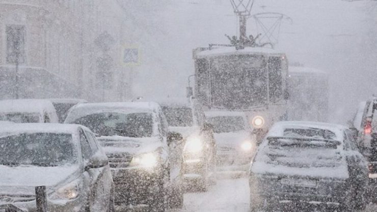 Мощные снегопады парализовали движение машин: кто неплохо зарабатывает на зимнем коллапсе в Украине - СМИ