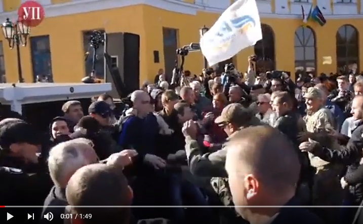 В Одессе сторонники Саакашвили устроили жесткое побоище с оппонентами: появились первые кадры массовой драки, известна причина беспорядков