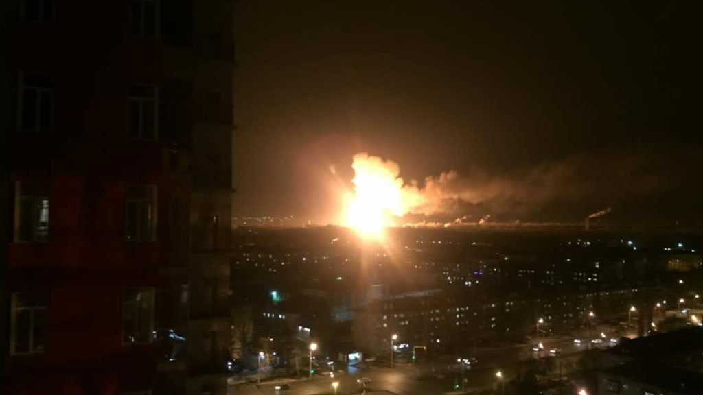 Пожар на пороховом заводе в Казани: город сотрясли несколько мощных взрывов, столб пламени виден за несколько километров от города - видео