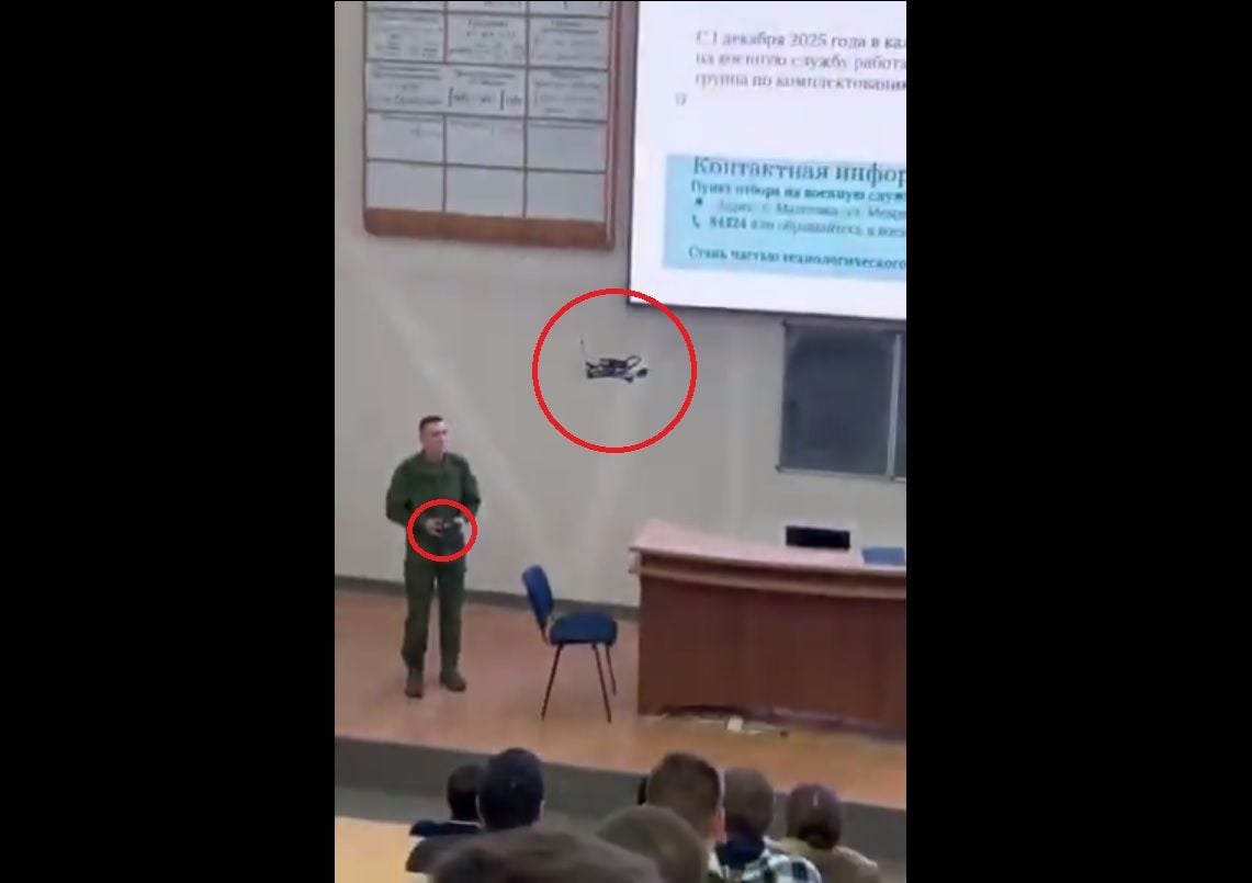 Российский военный случайно разбил FVP-дрон, вербуя студентов на войну: видео разлетелось по Сети 