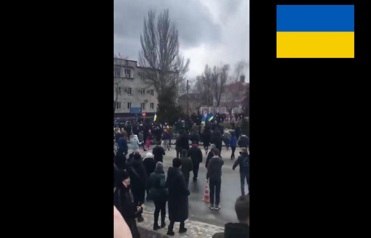Жители Мелитополя требуют от российских военных убираться из города: стрельба ВС РФ не остановила толпу