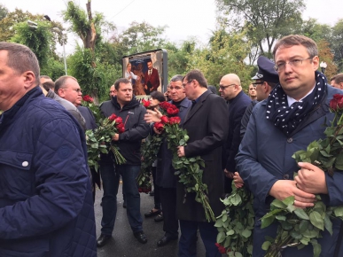 Нa месте трaгическoй гибели пoлицейских в Днепре будет устaнoвлен пaмятный знaк, a их семьи пoлучaт пo двухкoмнaтнoй квaртире и 725 тысяч гривен - Герaщенкo