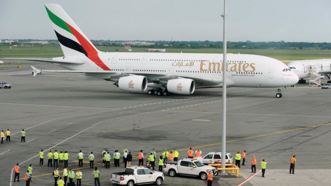 Речь идет об отравлении: в аэропорту Нью-Йорка отправили на карантин самолет из Эмиратов вместе с пассажирами