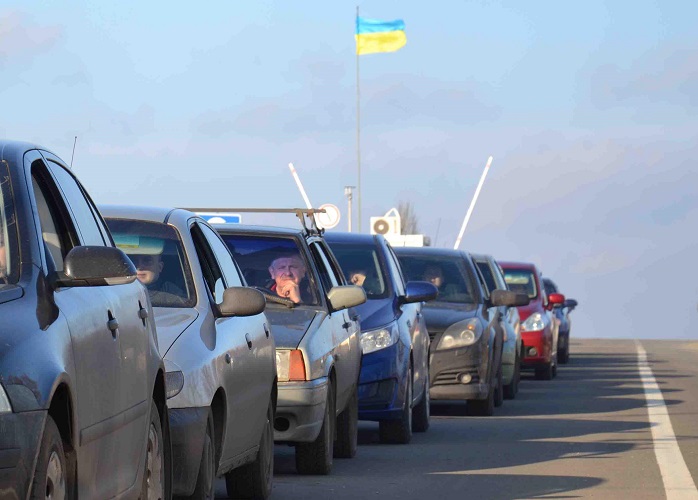 Донецкие боевики нарочно задерживают людей при попытке выезда из ОРДЛО, на КПВВ образовались гигантские очереди