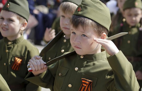 "Крымская весна": правозащитница рассказала, как российская военная пропаганда на аннексированном полуострове готовит детей к армии РФ со школьного возраста