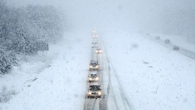 Украину атаковал мощный снегопад: Киев закрыт на въезд для фур, десятки городов остались без света, происходит много ДТП - кадры