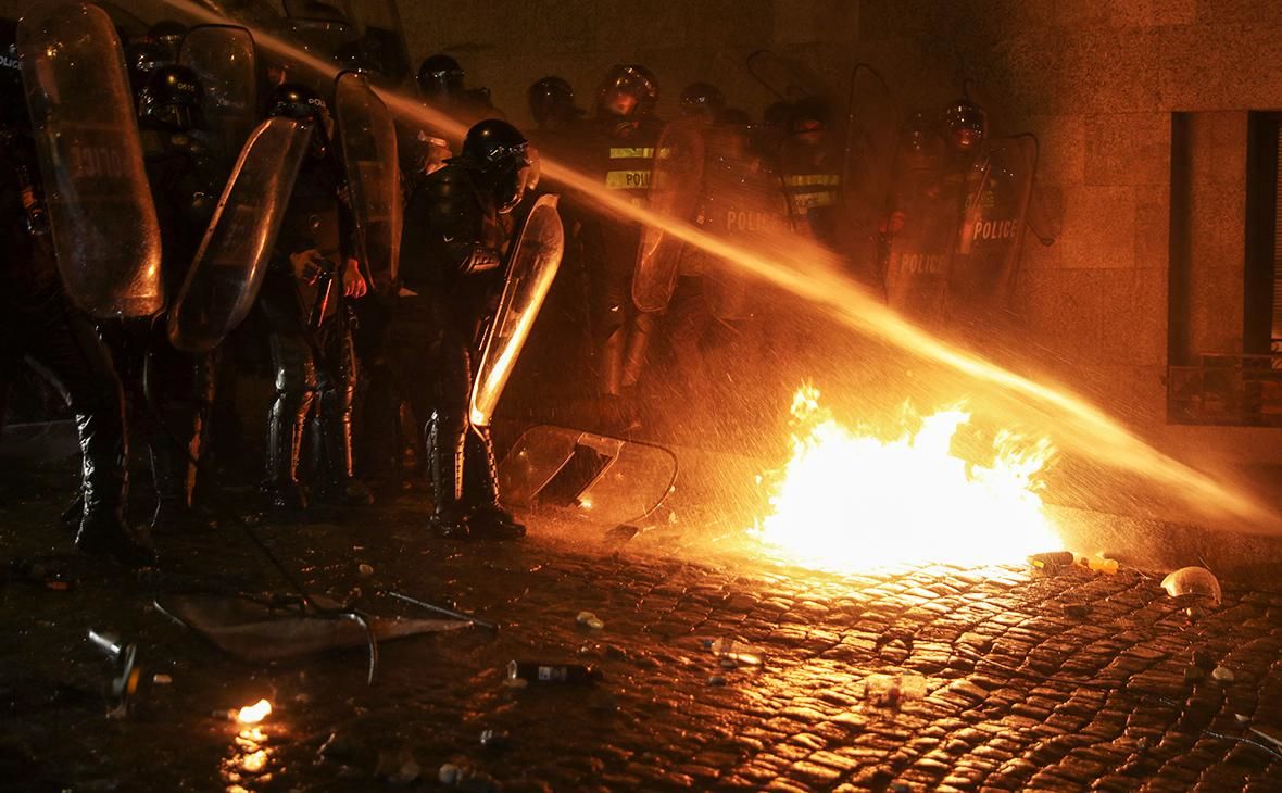 Протест в Грузии: в Тбилиси полиция начала стрелять по митингующим