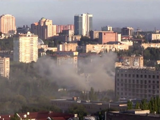 Ночь перед перемирием: в Донецке снаряды попали в депо Калининского района, у здания зияет огромная воронка