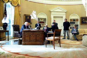 Историческое фото: панорама Овального кабинета в момент первого звонка Трампа Путину