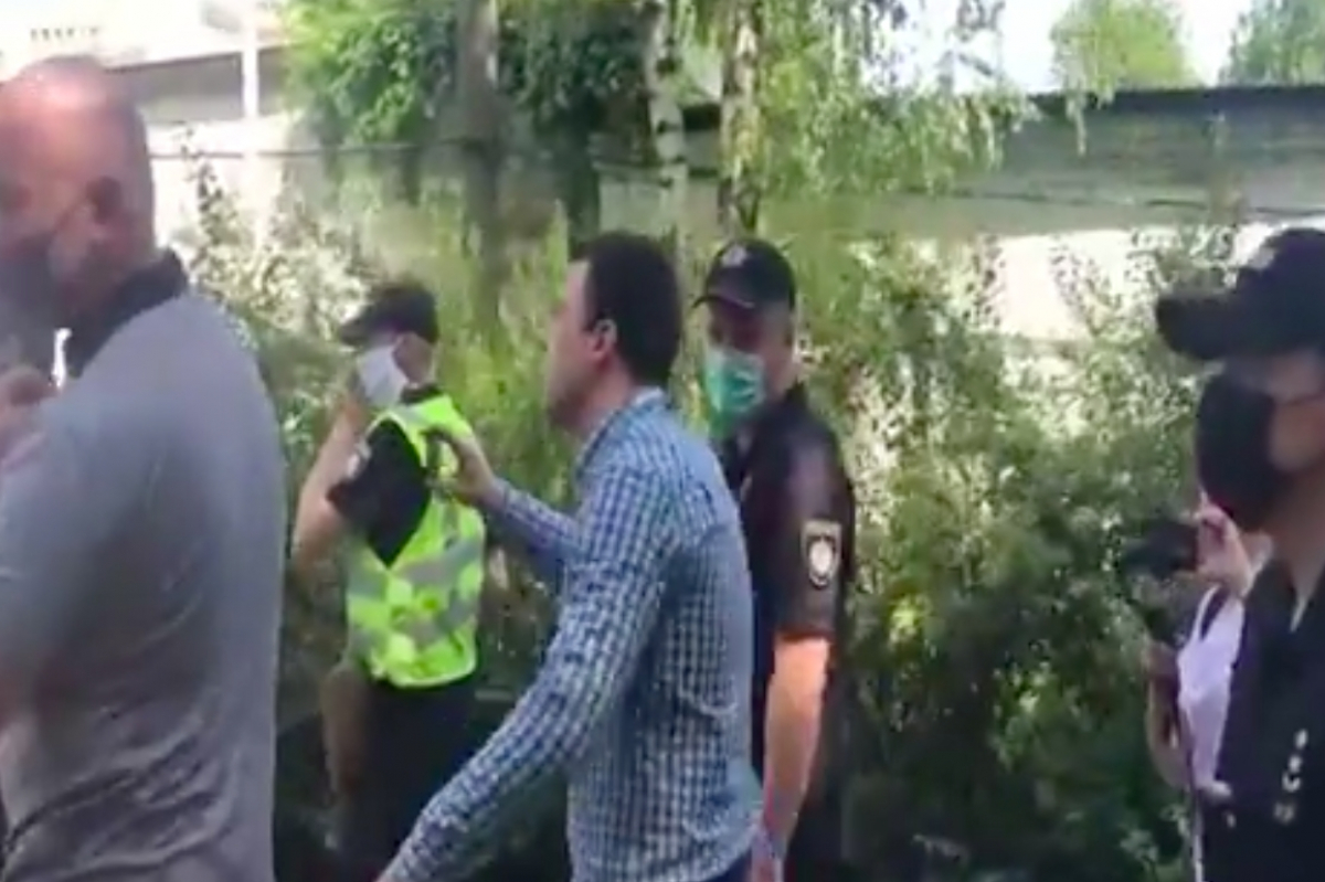 "Что вы делаете? Нас надо защищать", - видео, как представителей Шария вывели под конвоем полиции в Киеве