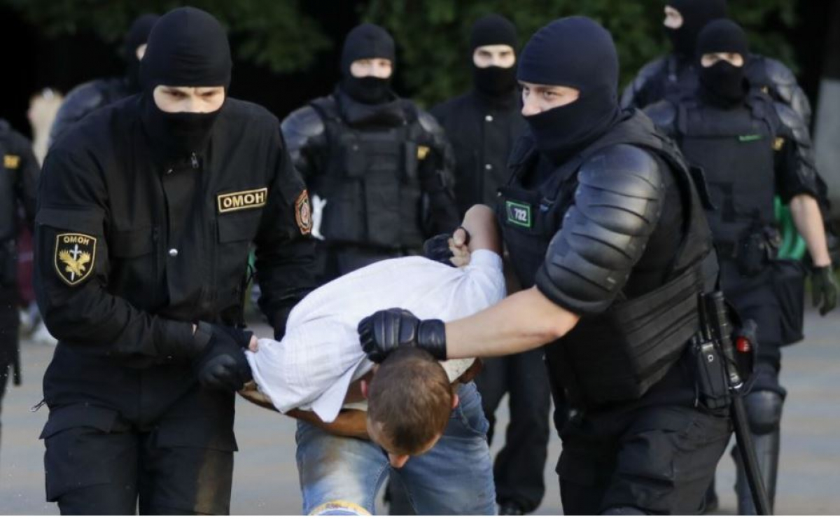 В Беларуси спецслужбы бьют людей за то, что те вышли из дома, видео