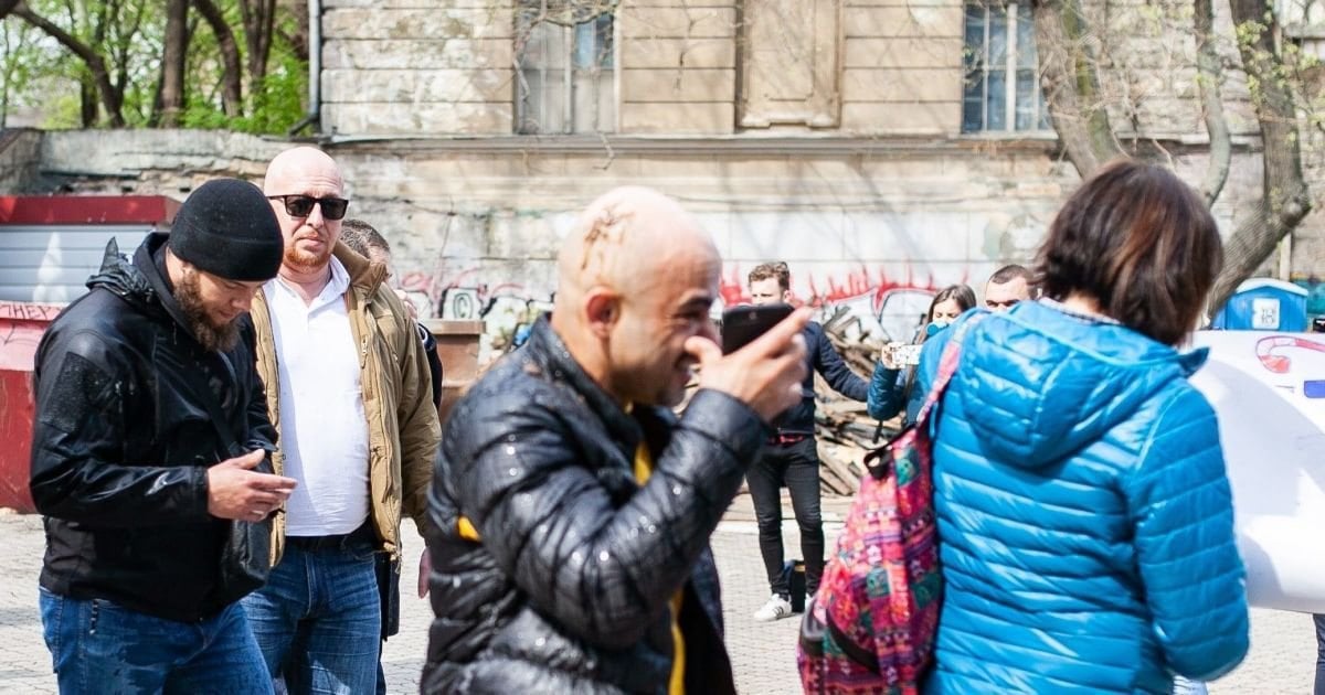 На Мустафу Найема в Одессе напали титушки, депутата облили фекалиями – кадры