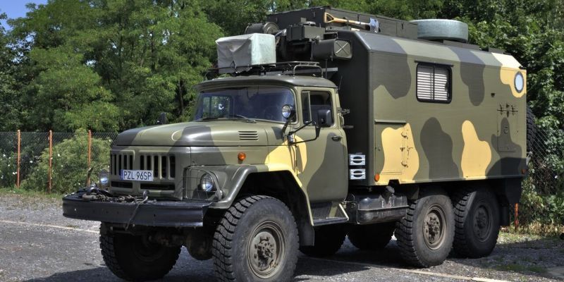 В российском Кемерово во время парада загорелся военный "ЗИЛ": огнетушитель сломался - огонь едва потушили