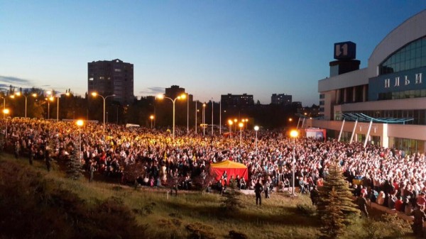 Тысячи людей в Мариуполе дождались "Океана Эльзы": непревзойденный Вакарчук со своей командой начал концерт в прифронтовом городе