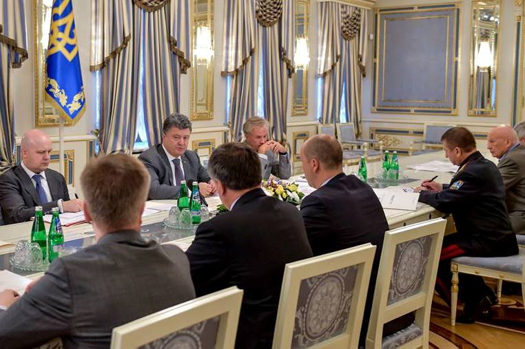 Петр Порошенко проводит совещание с руководителями силовых ведомств Украины