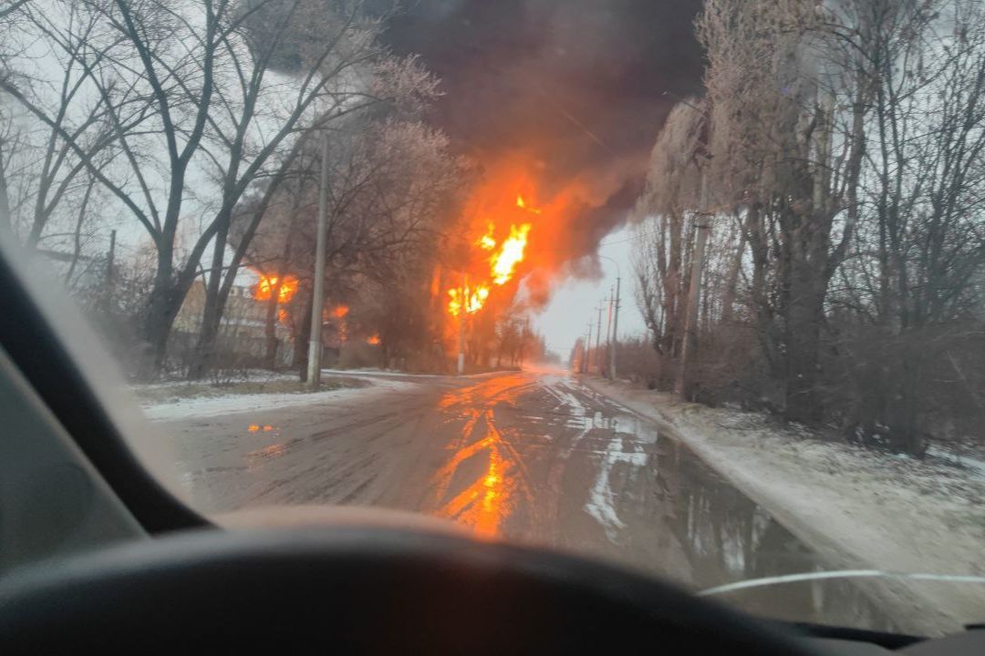 В Макеевке пылает нефтебаза: жители сообщают о "прилете", на месте огромный пожар