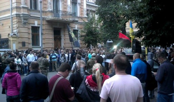 «Правый сектор» обещает новую революцию уже завтра: пикеты пройдут во многих украинских городах
