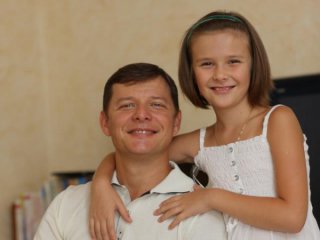 Олег Ляшко приучает свою дочь к защите Украины