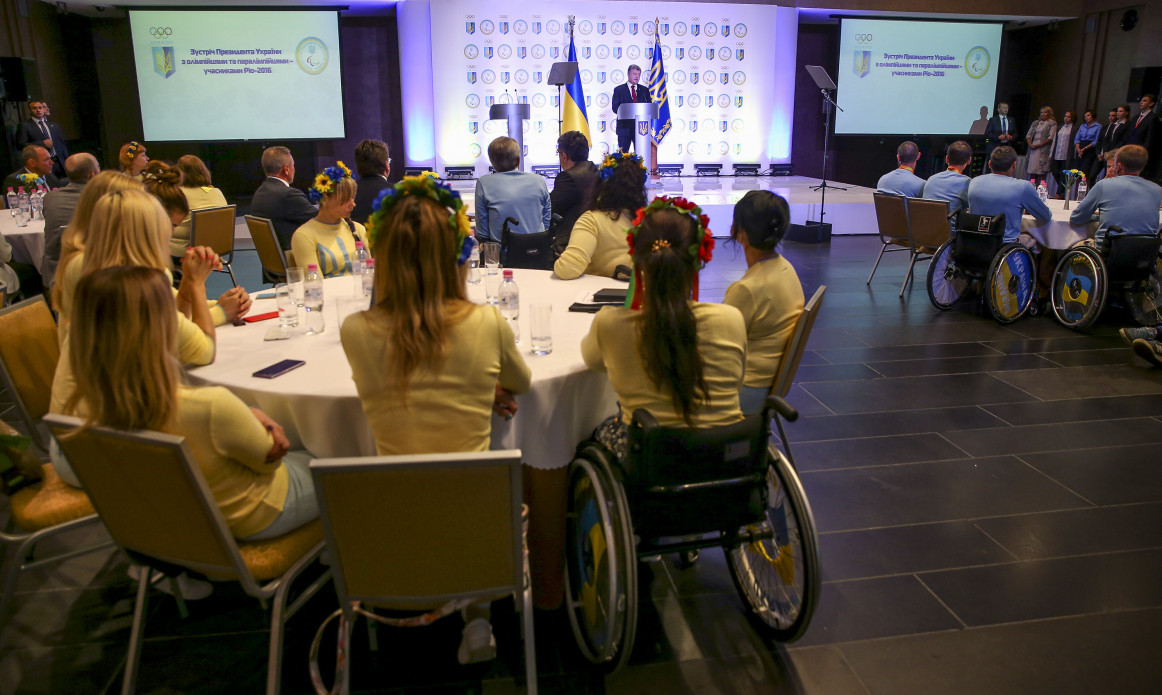 Порошенко – паралимпийцам: "И новую тренировочную базу построим, и крымскую вернем!"