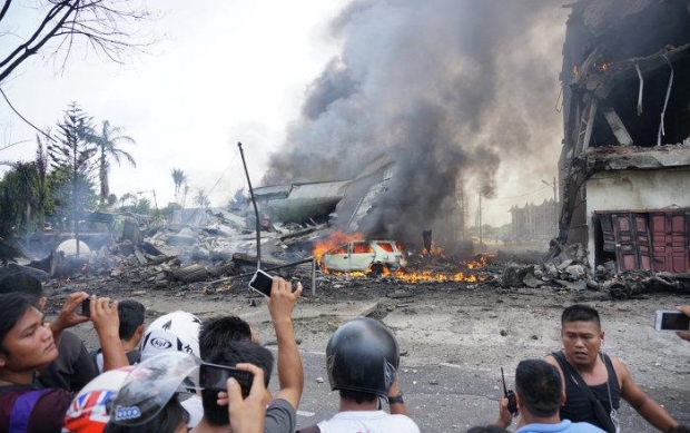 В Индонезии военный самолет рухнул на жилой квартал. Есть жертвы