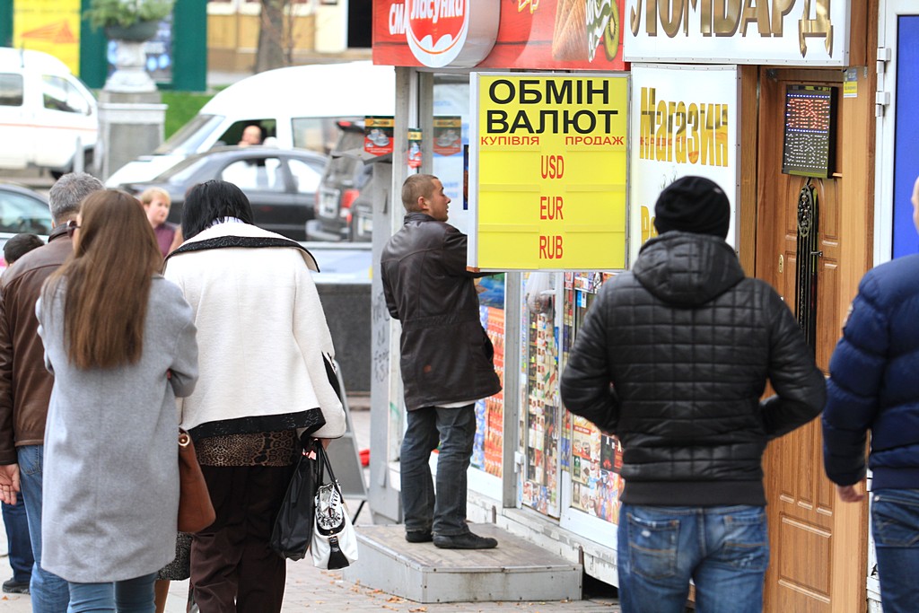 ​В обменниках доллар продолжает дорожать