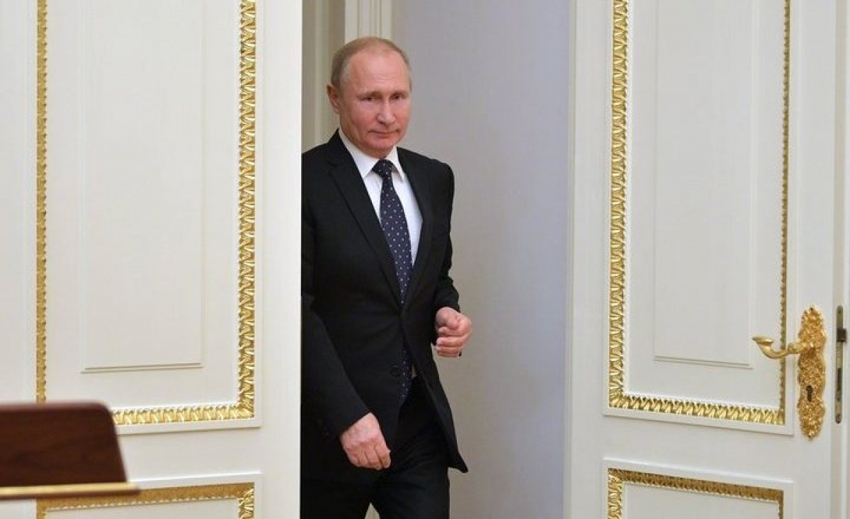 Песков пояснил необычные детали в кабинете Путина: "Считает, что там ему место"