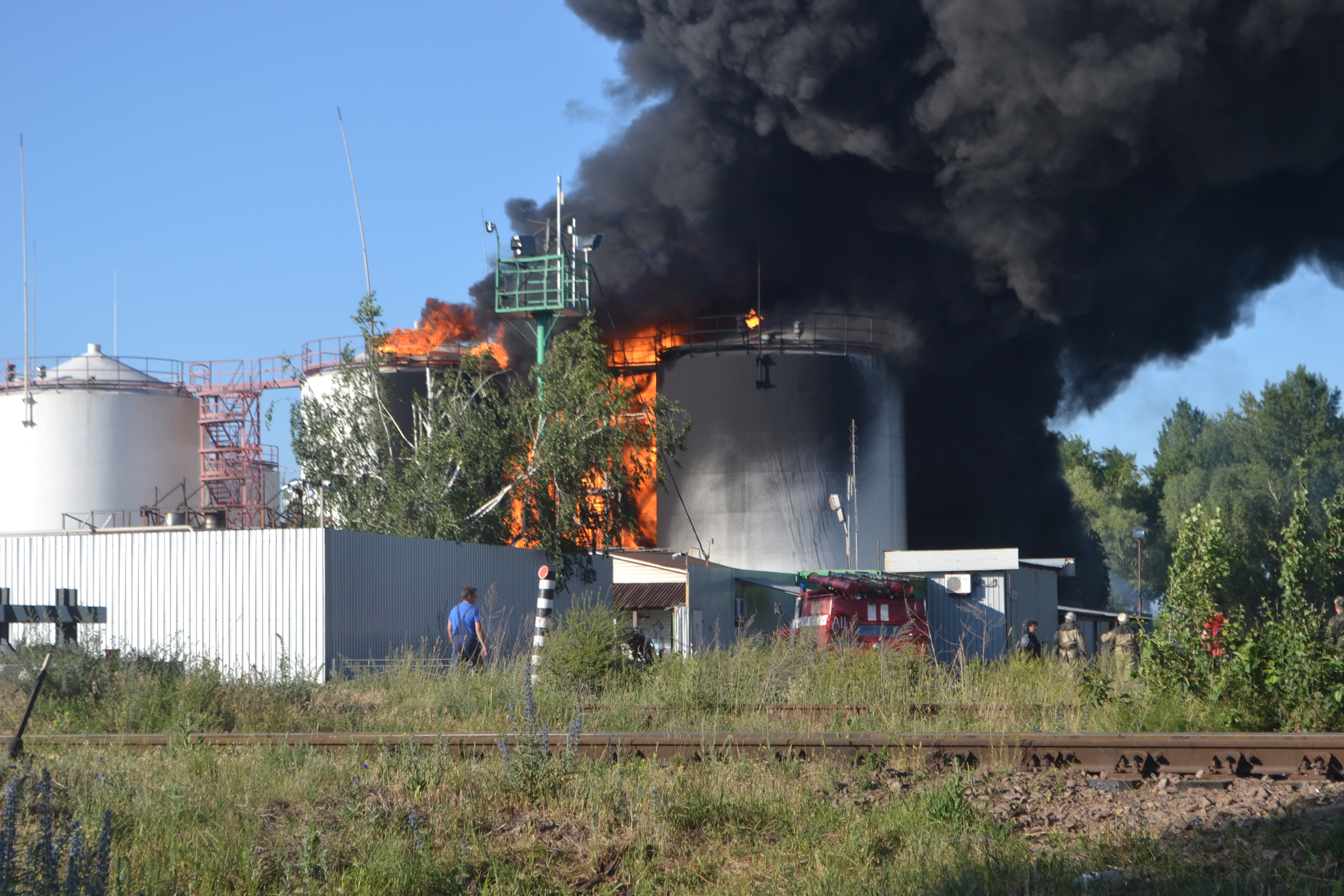 Пожар на нефтебазе под Киевом: огнем охвачены уже 8 резервуаров с топливом