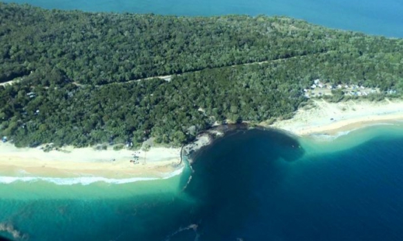 Австралия уходит под воду: на одном из местных пляжей произошел масштабный провал грунта