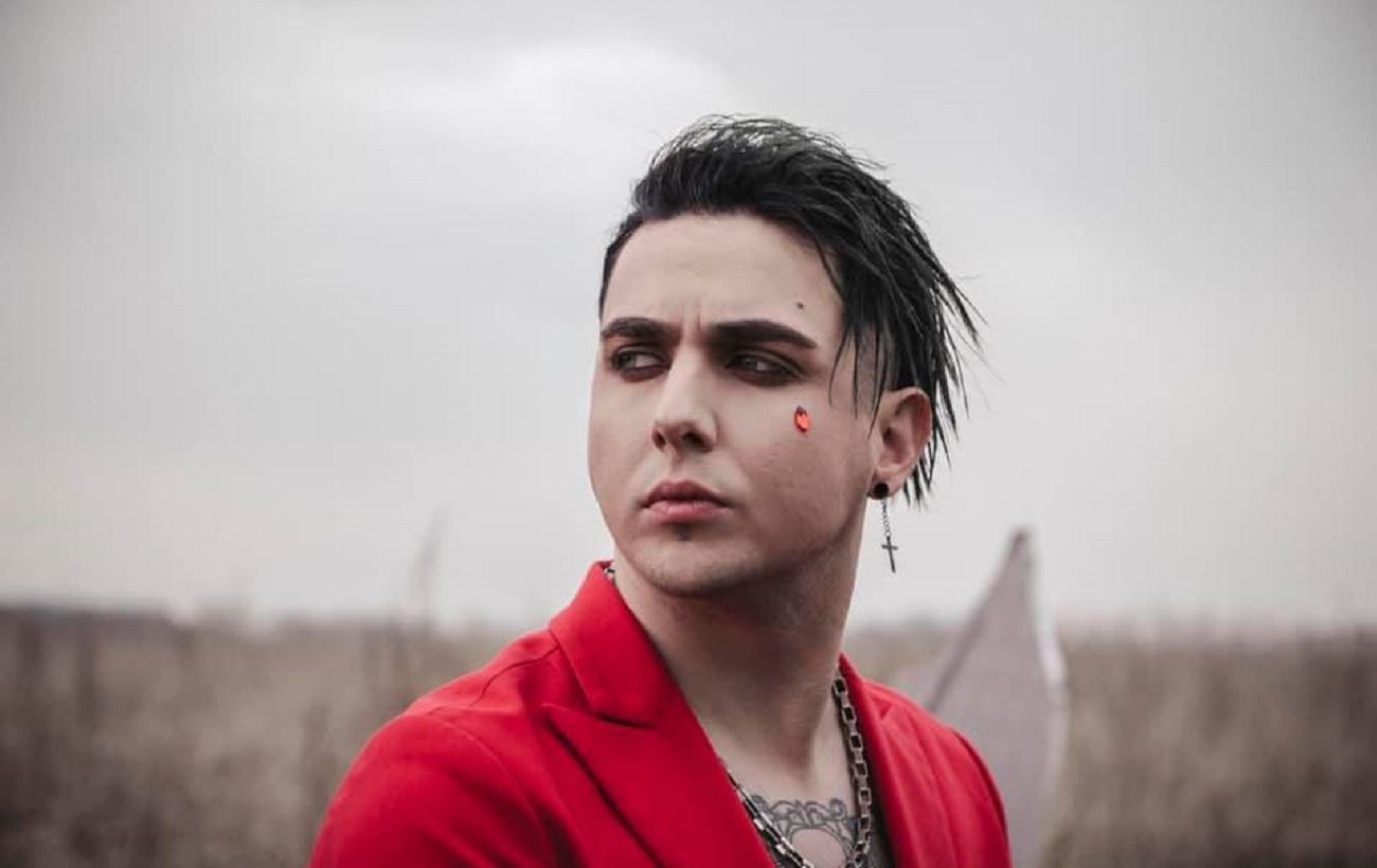 "Горячая парочка": MELOVIN страстно ухватил танцовщицу, прижав ее к себе