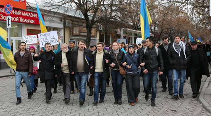 ​Геращенко: за участие в митинге под посольством США платили меньше $2