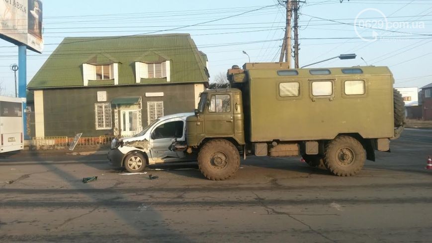 ДТП с военным авто в Мариуполе: ГАЗ-66 на полном ходу влетел в Renault. Опубликованы кадры столкновения