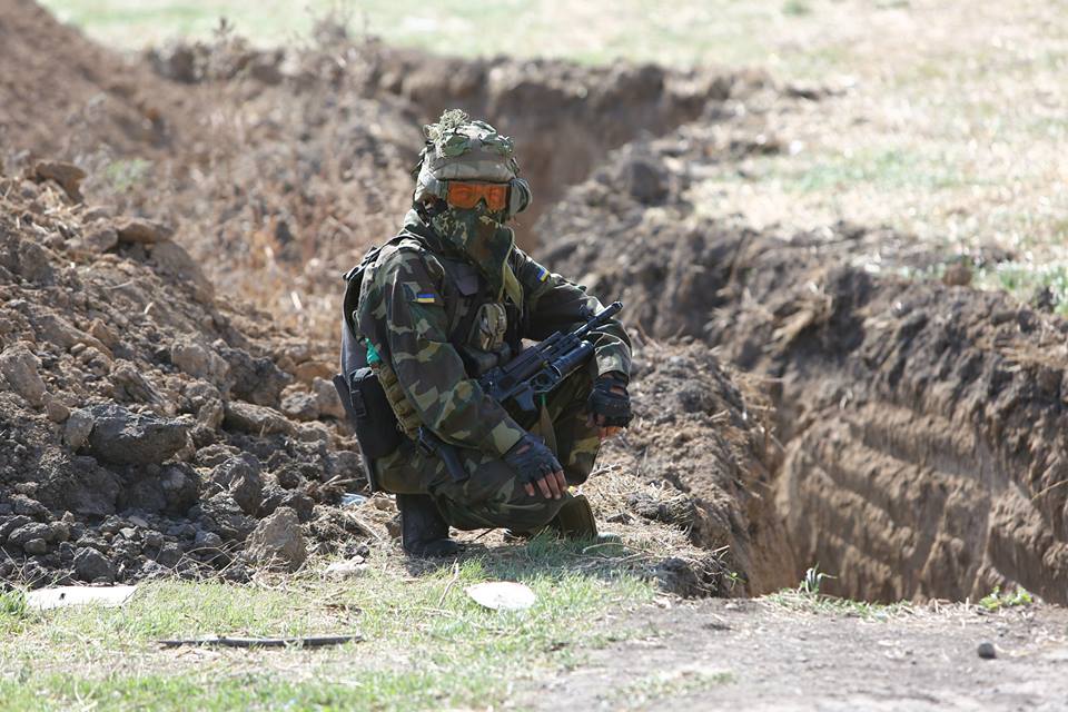 Жители Луганской области: над головой летают снаряды, света, воды, газа - нет