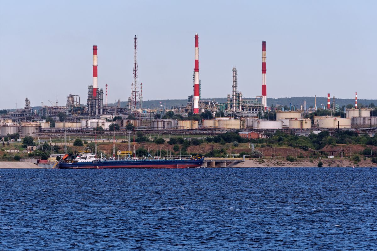 Дроны Украины парализовали Саратовский НПЗ: завод не сможет работать долго, — Reuters