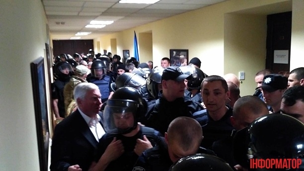 Добровольческим батальонам пришлось силой добиваться позитивного решения от Киевсовета: кадры штурма и столкновений с правоохранителями