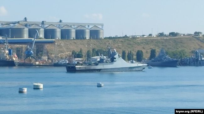 ​В Севастопольскую бухту на буксирах притянули поврежденный военный корабль РФ