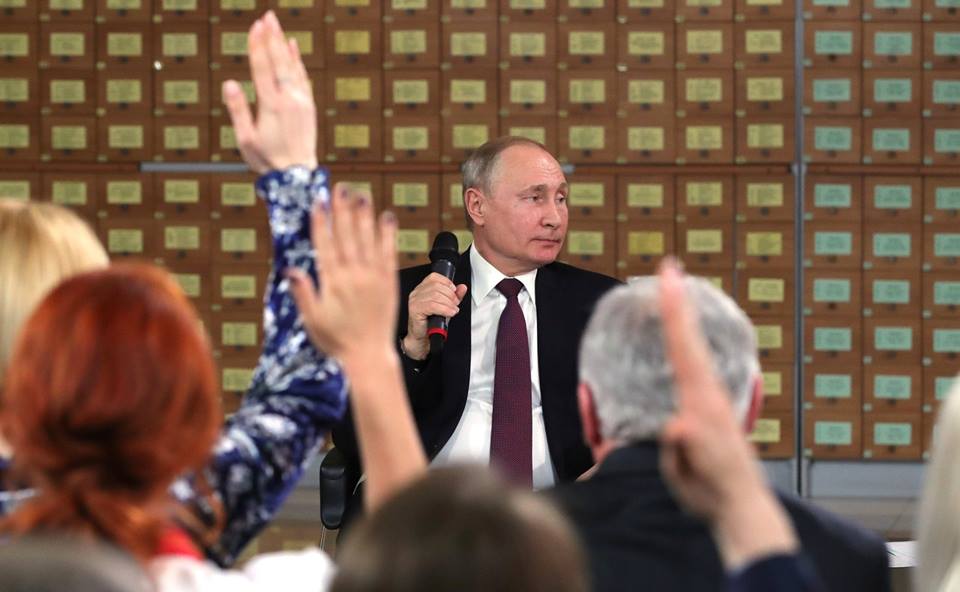 "Я хочу еще порцию его энергии и силы, у меня бабочки в животе от Путина", - подхалимский пост крымчанина стал хитом соцсетей