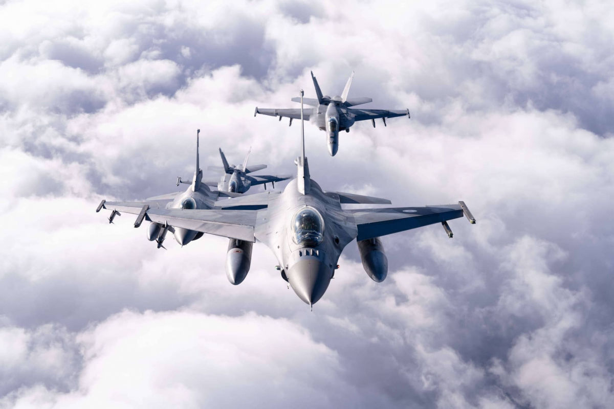 У Зеленского оценили сроки поставок истребителей F-16