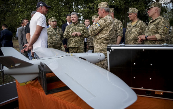 ​"С каждым днем украинская армия становится все сильнее", - Порошенко показал образцы украинских средств противовоздушной обороны, которые заставят попотеть российские гибридные войска - кадры
