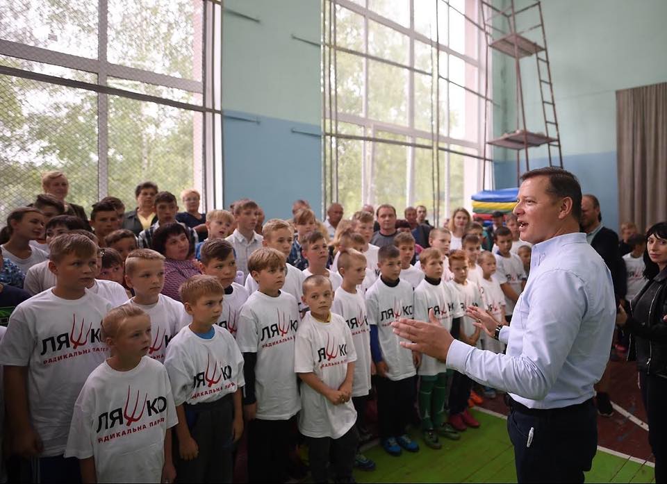 "Скрытая" агитация от Ляшко: главный "радикал" страны одел школьников в футболки своей партии