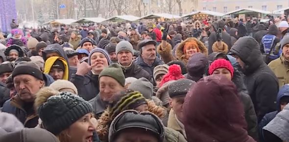 Украинцы выстаивали в гигантских очередях, чтобы посмотреть на Томос, - фото и видео