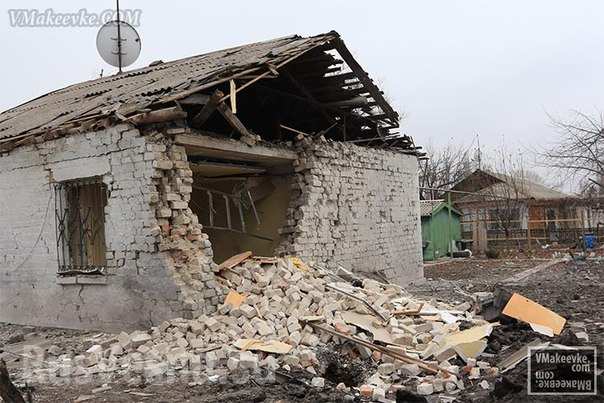 В Макеевке снарядами разрушены дома, ранены мирные жители