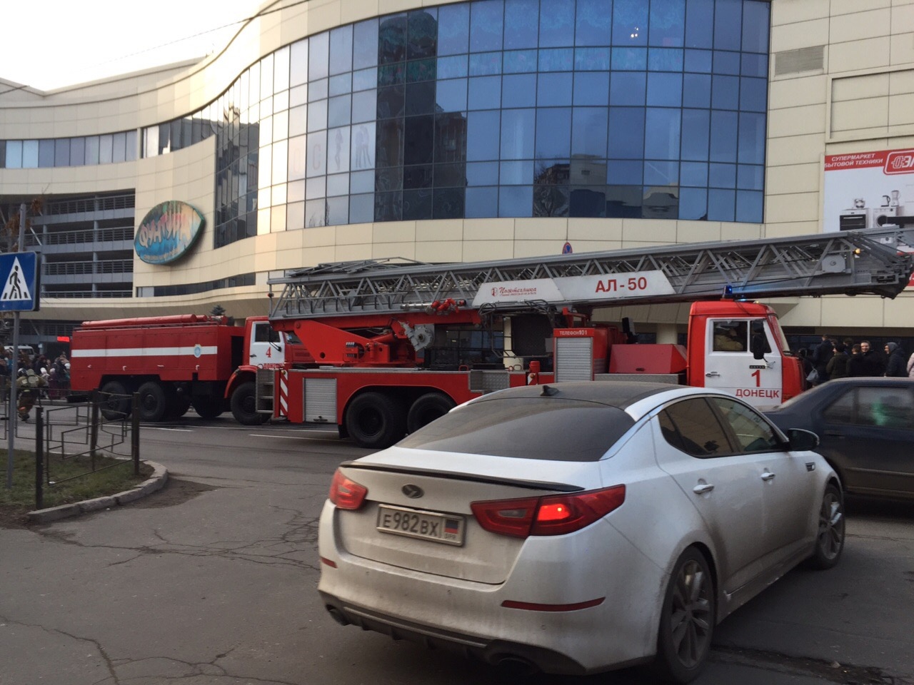 В центре Донецка вспыхнул крупный пожар в "Донецк Сити" - срочно вывели на улицу: что произошло 