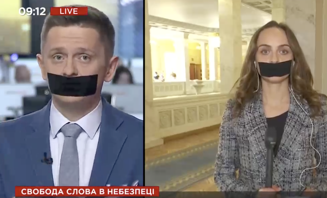 Журналисты с каналов Медведчука вели эфир с закрытыми ртами: что происходит 
