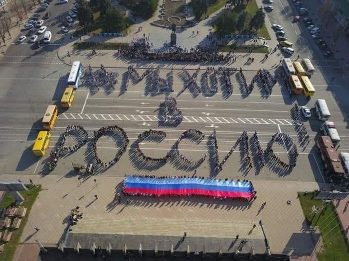 "Мы хотим в Россию!" - в Луганске фанаты российских оккупантов насмешили фото "громкой" акции